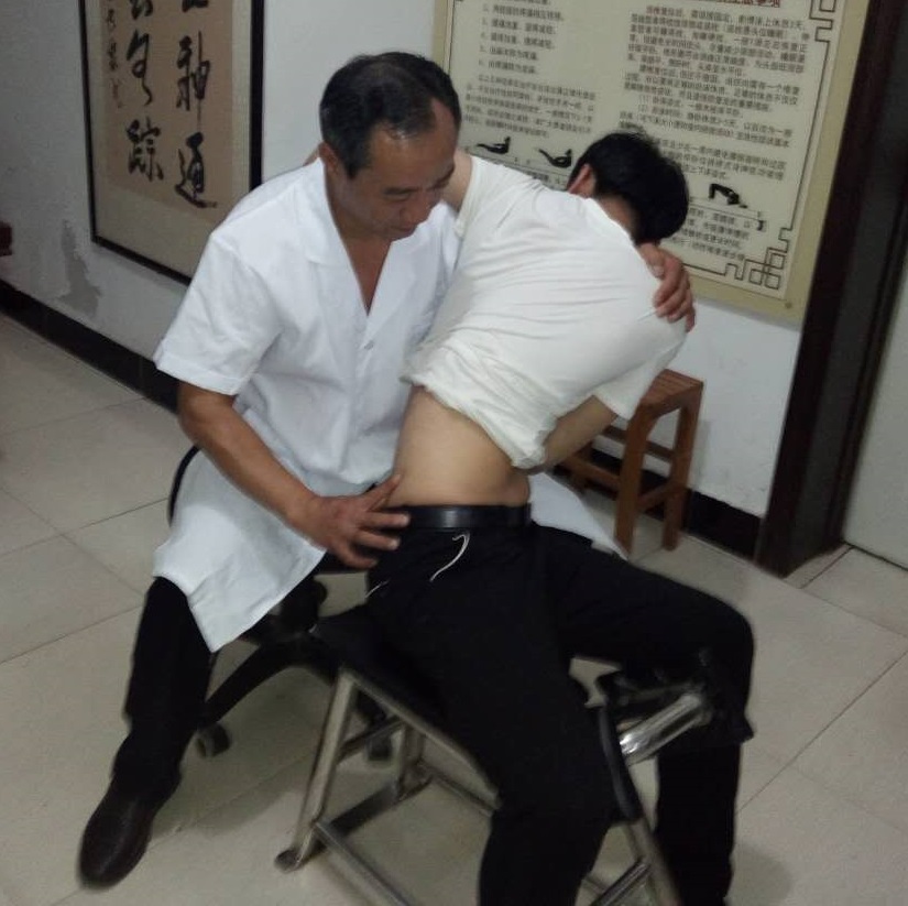 腰椎間盤突出需要怎么來(lái)治療呢，需要注意哪些事情？